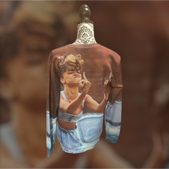 New Rihanna Graphic print Sweatshirt Size XL Unisex - Picture 2 of 7